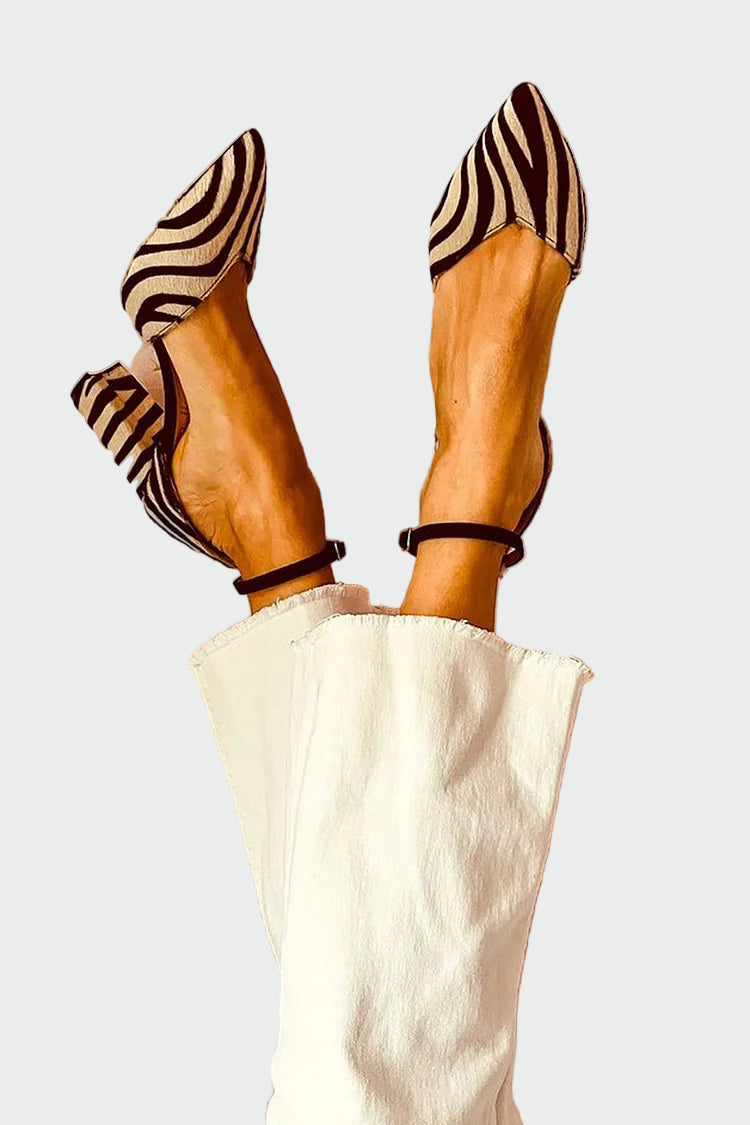 Sorte stiletter med spids tå i zebrastribet design og rem