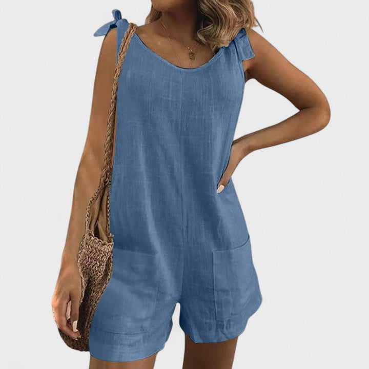 Kort jumpsuit med lommer på skuldrene og snore