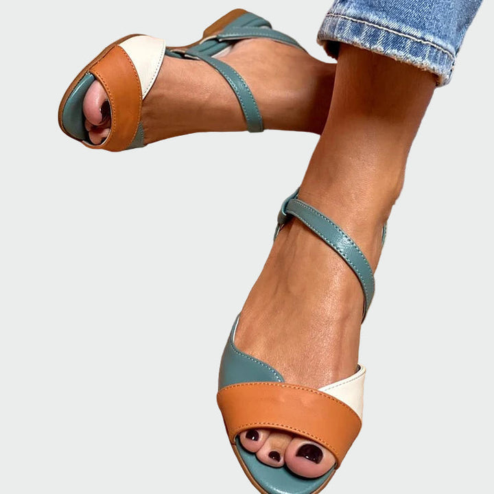 Sandaler med farverige detaljer