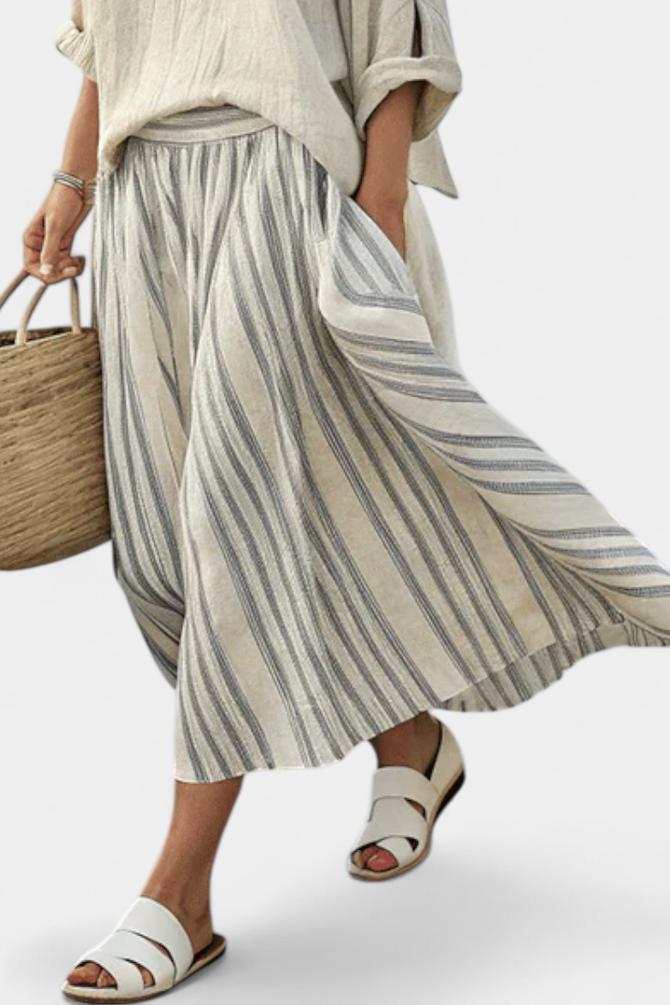 Sæt med Casual Daisy, Oversize Bluse og Midi Nederdel med Striber i Linned Bambus for en Elegant og Komfortabel Stil