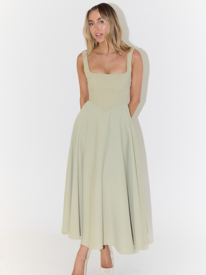 Elegant Midi Kjole med Romantisk Snit