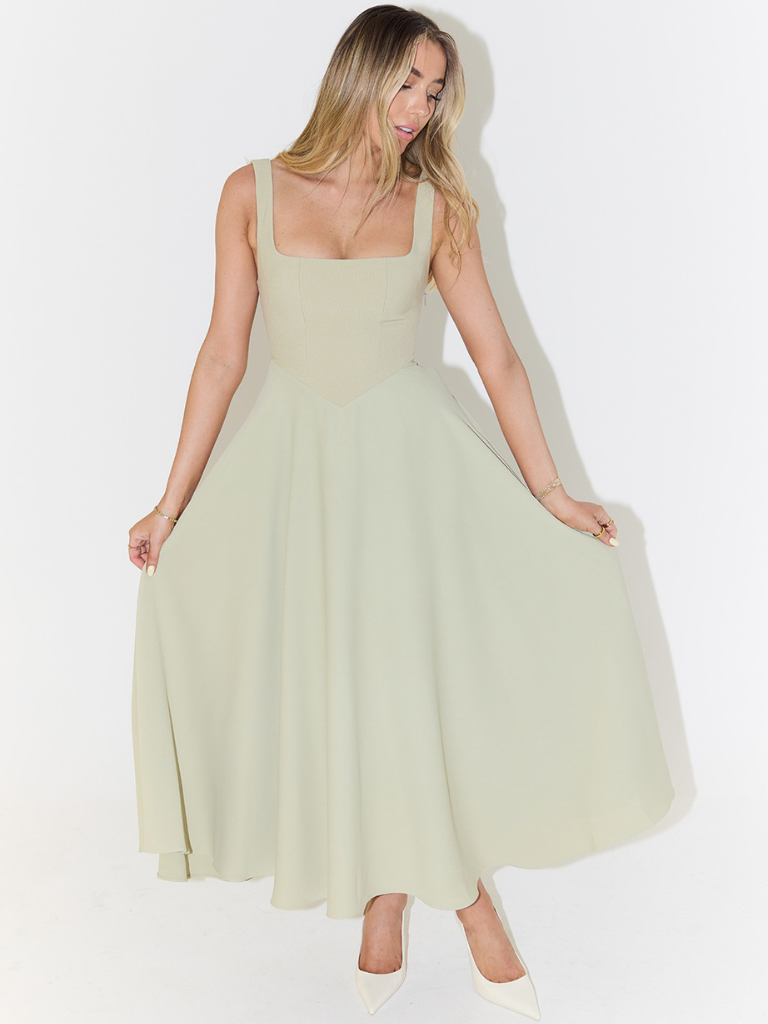 Elegant Midi Kjole med Romantisk Snit