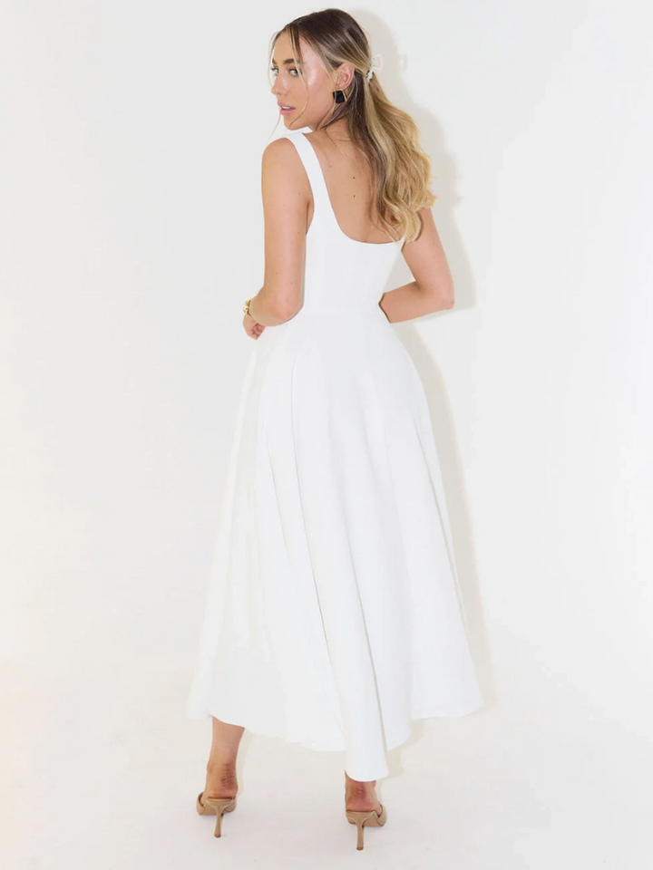Elegant Midi Kjole med Romantisk Snit