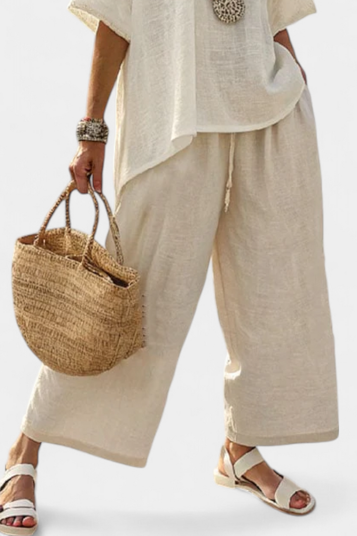 Samlet Minimalistisk Daisy i naturlige nuancer med oversized bluse og brede bukser til en enkel og elegant stil