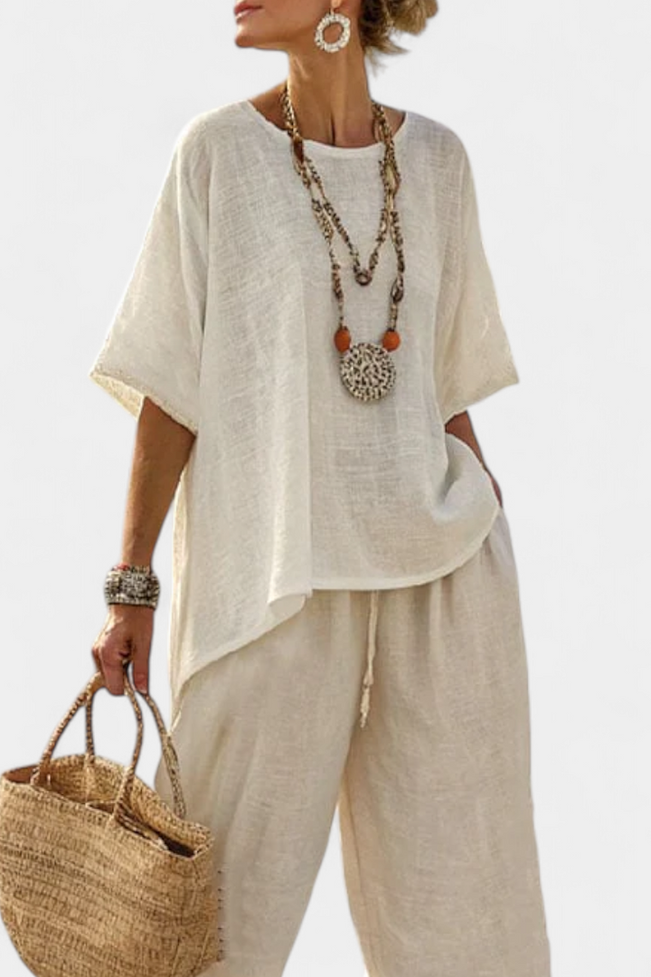Samlet Minimalistisk Daisy i naturlige nuancer med oversized bluse og brede bukser til en enkel og elegant stil